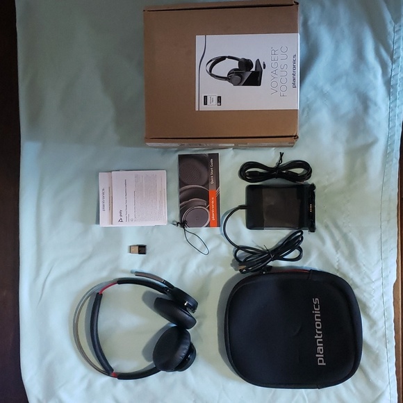 Plantronics Wireless Voyager Focus UC B825-M Headset - Picture 2 of 9